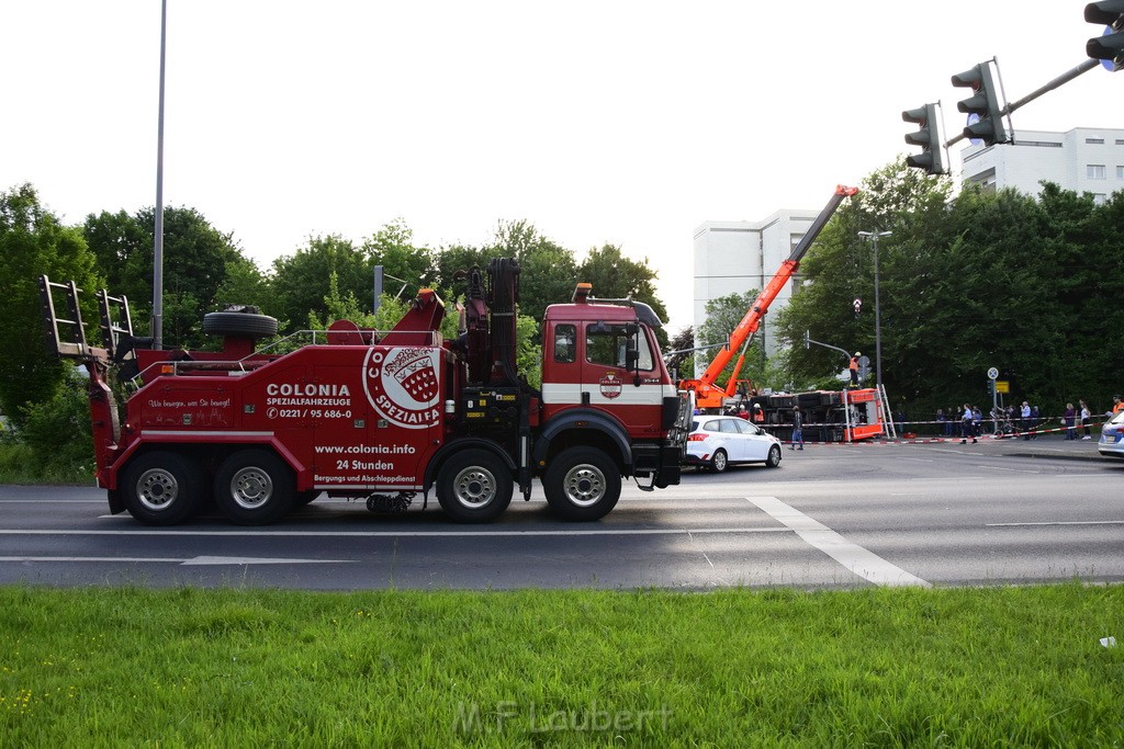 TLF 4 umgestuerzt Koeln Bocklemuend Ollenhauer Ring Militaerringstr P107.JPG - Miklos Laubert